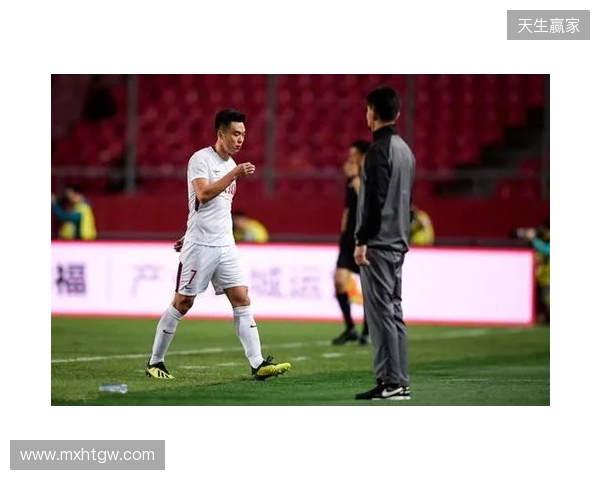 飞踹座椅染红!玉昆官方:门将教练米克尔造成恶劣影响,罚款2万